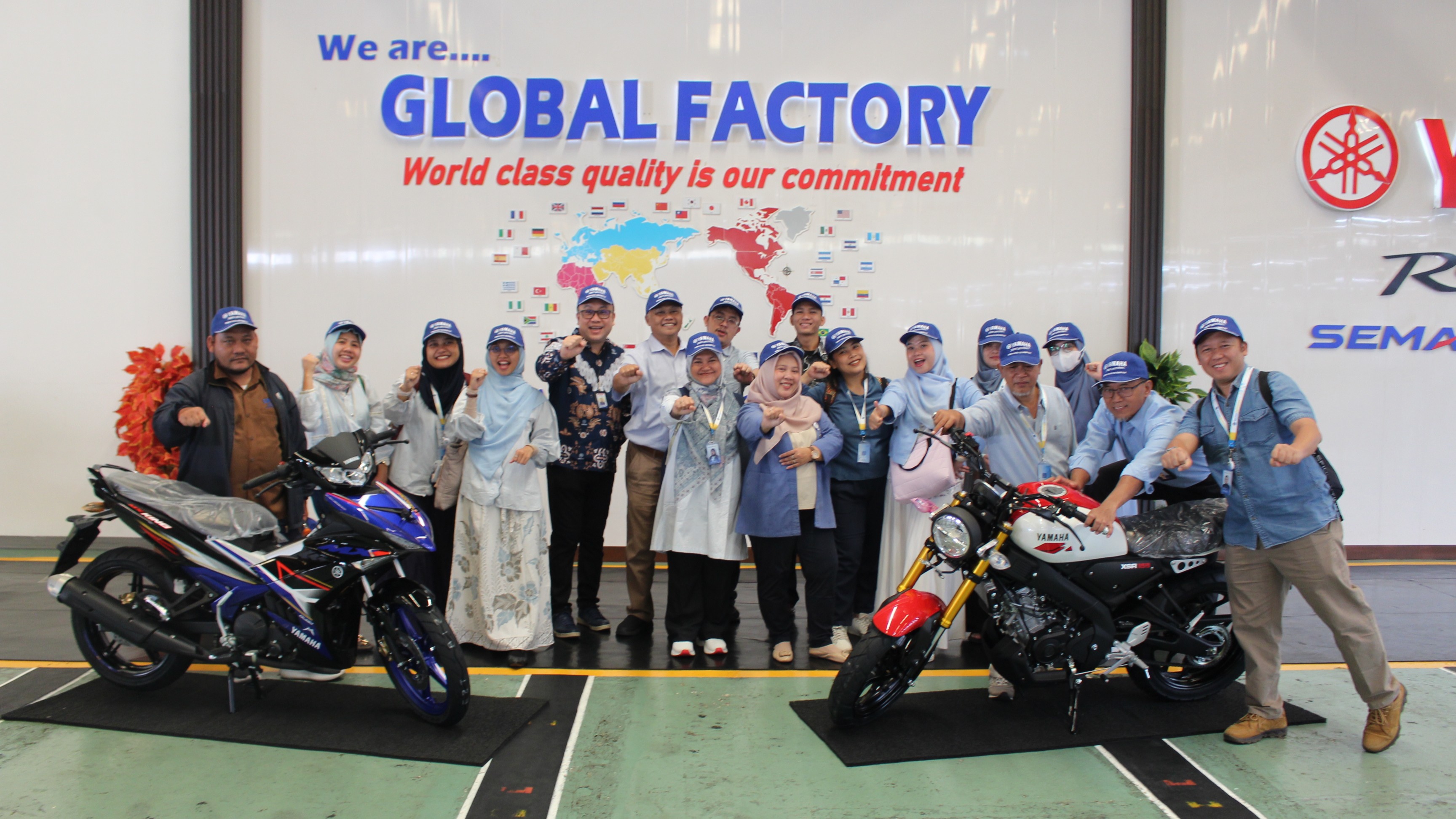 Guru SMK mengikuti kunjungan pabrik Yamaha di Pulo Gadung Jakarta melihat lini perakitan