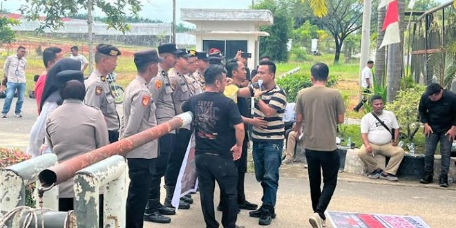 Aksi demonstrasi Geram Labusel di depan Polres Labuhanbatu Selatan sambil menyerahkan dokumen