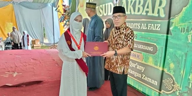 Santriwati menerima penghargaan usai menyelesaikan hafalan 30 juz Alqur'an