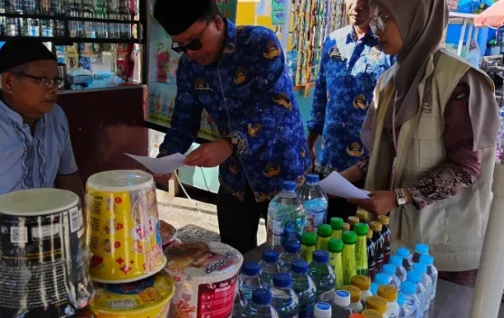 Ilustrasi sertifikat halal dan produk UMKM