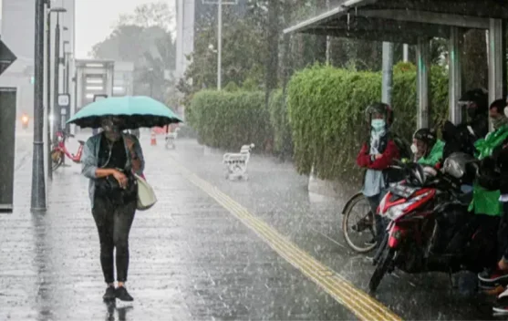 Peta peringatan cuaca BMKG menunjukkan wilayah berpotensi hujan lebat dan angin kencang 10-12 Juni 2026