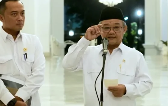 Siswa menerima makanan bergizi di sekolah sebagai bagian Program Makan Bergizi Gratis