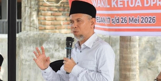 Pengunjung menikmati pemandangan Danau Toba sebagai daya tarik pariwisata Sumatera Utara
