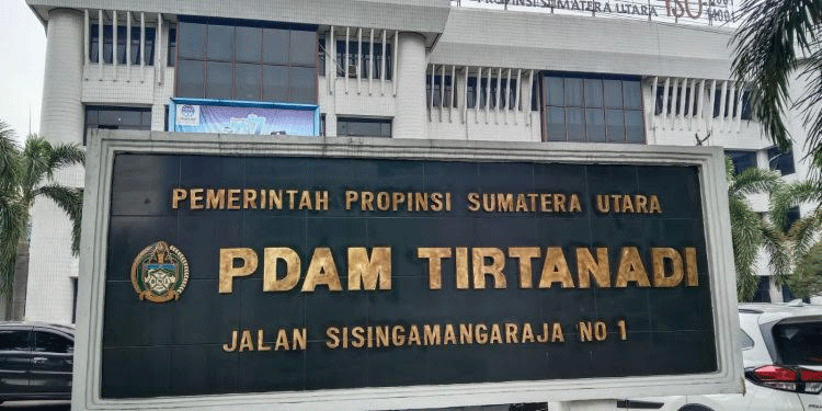 Mobil tangki air bantuan Perumda Tirtanadi saat gangguan distribusi air di Medan