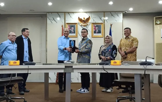 Wali Kota Langsa menyerahkan sertifikat hibah tanah kepada Dirut LPP RRI