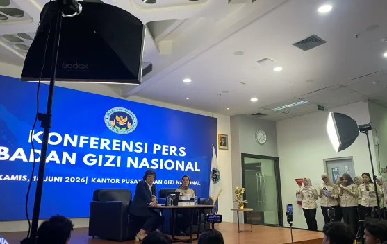 Petugas BGN memantau data mitra MBG melalui sistem virtual account