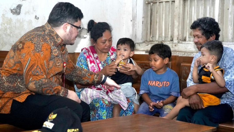 Rombong usaha diserahkan kepada keluarga Sholikah di Kandat, Kediri