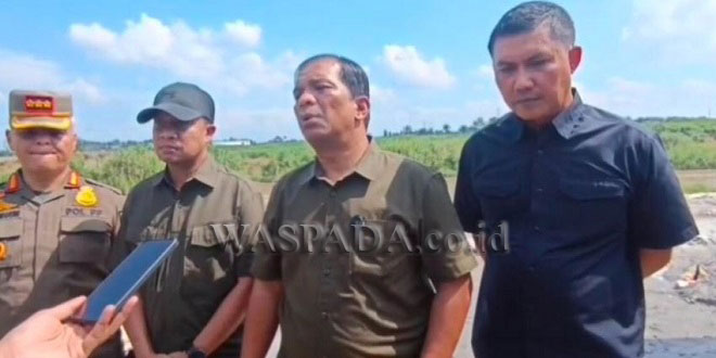 Petugas menutup lokasi tambang ilegal di sepanjang Sungai Ular, Sumatera Utara
