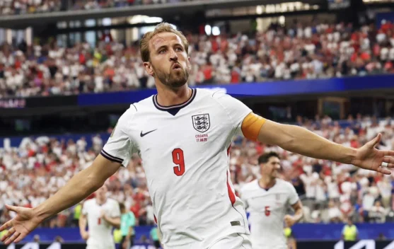 Harry Kane merayakan gol yang membuatnya menyamai rekor Gary Lineker