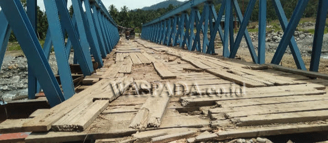 Jembatan sementara rusak di Desa Lawe Penanggalan, Aceh Tenggara, lantai terlepas