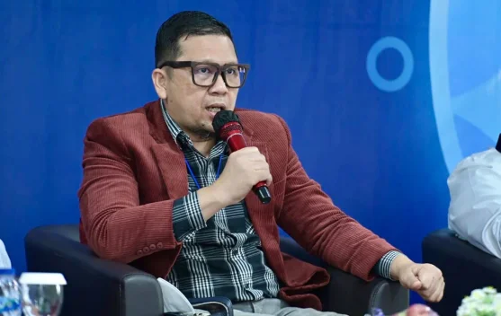 Ilustrasi e-voting dan pemilu digital dengan layar dan perangkat teknologi