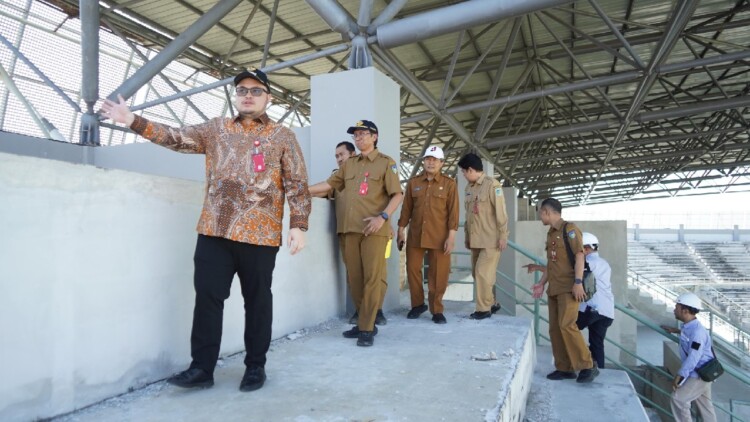 Pembangunan Stadion Gelora Daha Jayati di Kediri dengan pemasangan atap dan pengembangan kawasan