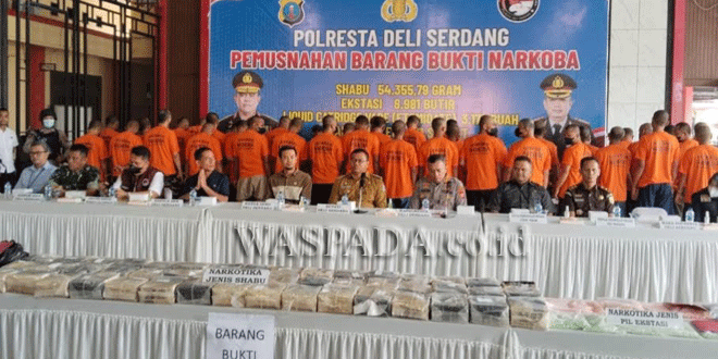 Petugas Polresta Deliserdang menunjukkan barang bukti narkoba hasil pengungkapan