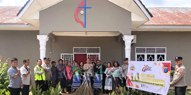 Kapolsek dan personel membersihkan area Gereja Methodist Indonesia Simpang Marbau