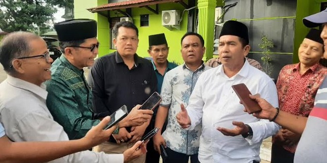 Rektor UIN Syahada Padangsidimpuan saat memberikan pernyataan resmi di halaman kampus