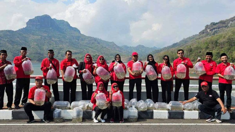 Penebaran benih ikan nila di Waduk Bendo oleh kader PDI Perjuangan Ponorogo