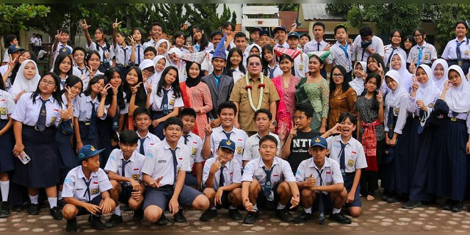 Wali Kota Wesly Silalahi memimpin upacara di SMPN 1 Pematangsiantar