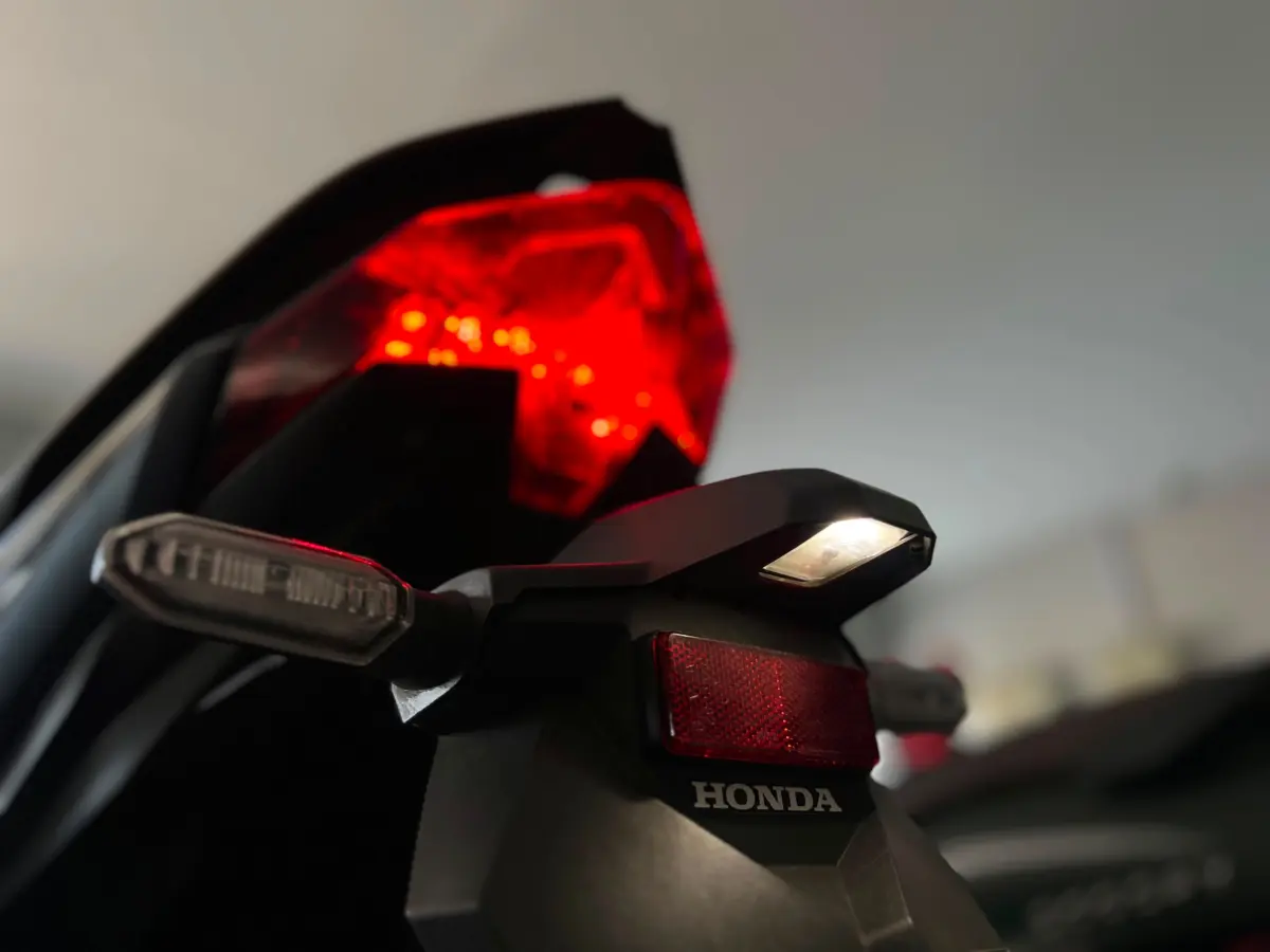 Lampu penerang plat nomor sepeda motor menyala di malam hari