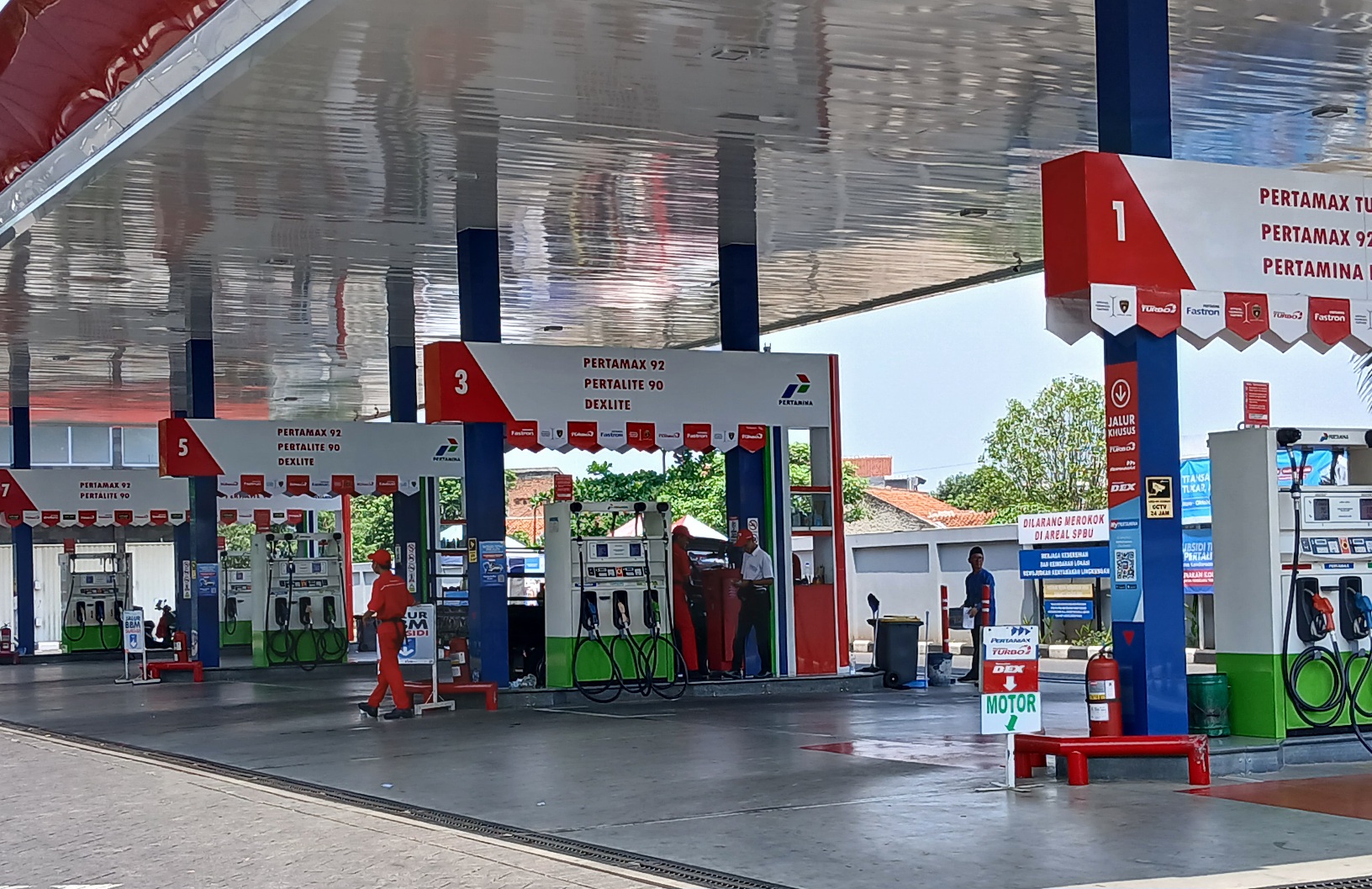 Ilustrasi stasiun pengisian bahan bakar Pertamina dan daftar harga BBM per 1 Juni 2026