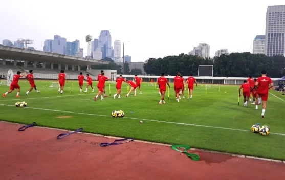 John Herdman memimpin latihan Timnas Indonesia menjelang FIFA Matchday di Jakarta