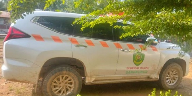 Ambulans Puskesmas Angkola Sangkunur terparkir rusak dengan ban kempes