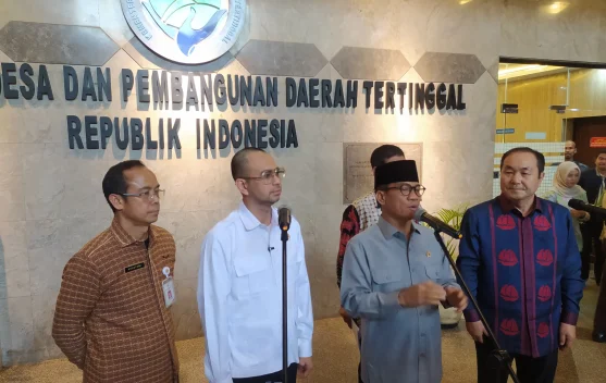 Mendes Yandri mengukuhkan peserta Pemuda Bangun Desa di Kantor Kemendes Kalibata