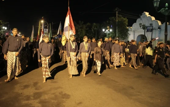 Penonton menyaksikan kirab pusaka Malam 1 Suro di Solo
