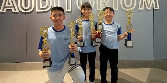 Tiga siswa CMA Medan berpose dengan piala setelah juara di Abacus Mental Arithmetic Olympiad 2026