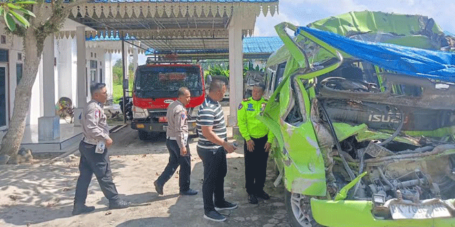 Lokasi kecelakaan di Tol Lima Puluh Km 118+400 dengan mobil travel rusak di depan
