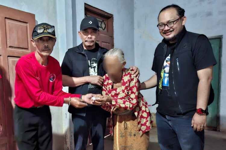 Kader PDI Perjuangan Ngariboyo menyerahkan bantuan kepada lansia di Desa Selotinatah