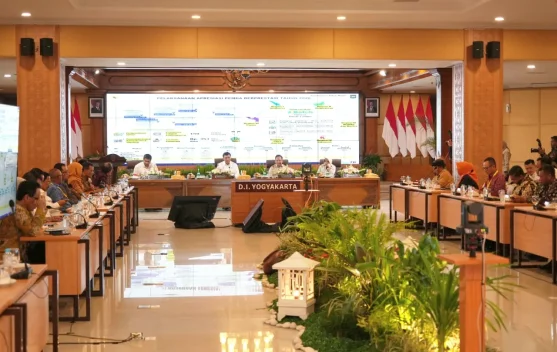 Kepala BPS Amalia berbicara pada Forkopimda Regional Jawa-Bali di Yogyakarta
