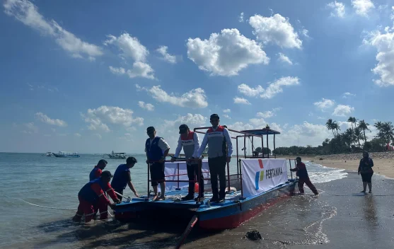 Kapal robotik pembersih sampah beroperasi di pesisir Bali