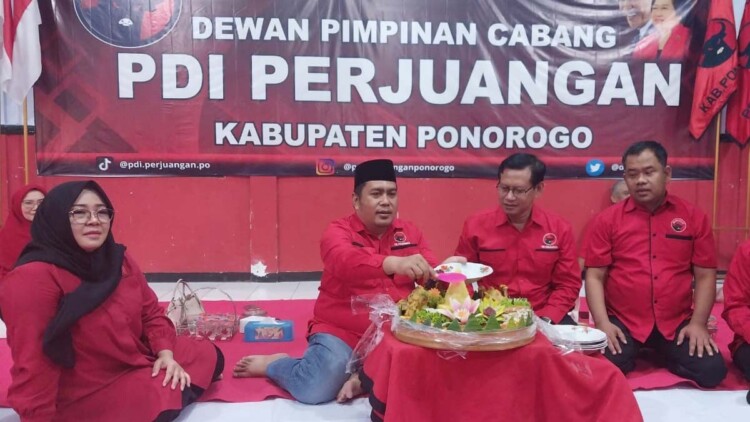 Kader PDI Perjuangan Ponorogo mengikuti doa bersama di Aula DPC