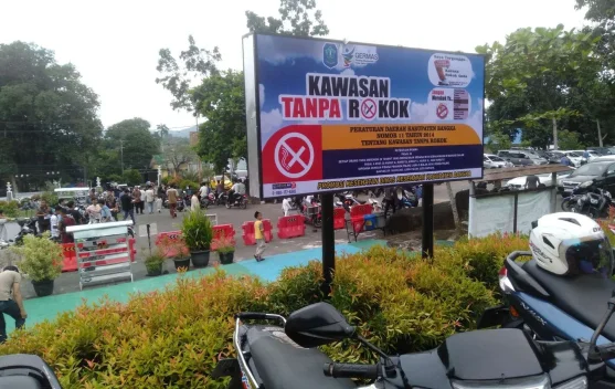 Ilustrasi pelajar dan bahaya rokok di lingkungan sekolah
