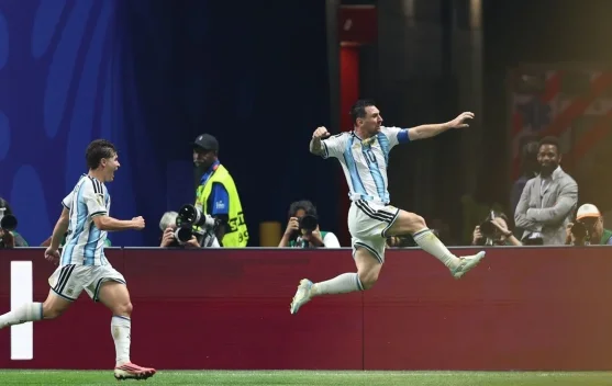 Lionel Messi merayakan gol sementara keputusan VAR dan protes publik menjadi sorotan