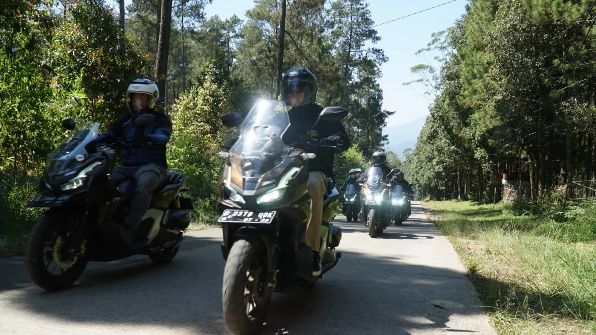 Pengendara motor beristirahat di area rest stop saat touring