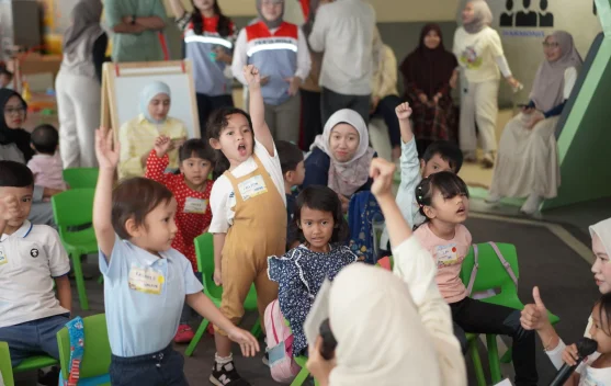 Anak-anak bermain di area edukatif Office Adventure Day Pertagas di kantor
