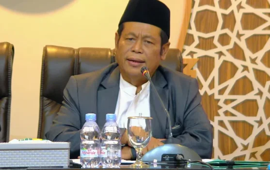 Banner KUII ke-8 Majelis Ulama Indonesia dengan peserta dan spanduk kongres