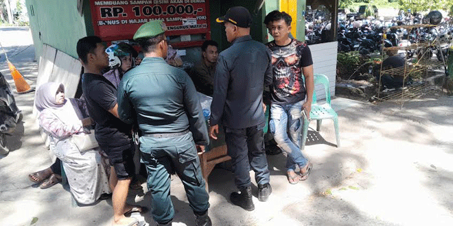 Satpol PP berdialog dengan pemilik usaha di Pemandian Mata Ie saat pengawasan Syariat Islam