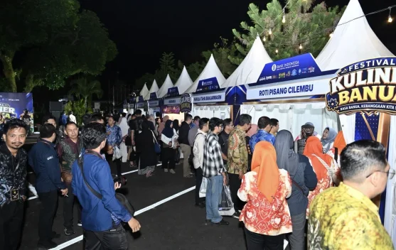 Pengunjung Festival Kuliner Banua di Kantor Bank Indonesia Kalsel saat berburu kuliner lokal