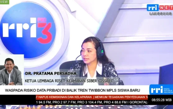 Orang tua dan anak berfoto Twibbon MPLS tanpa menampilkan data pribadi
