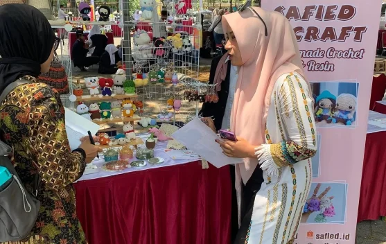 Pemilik Rajut Safied merajut bersama keluarga di Cemoro Kandang, Malang