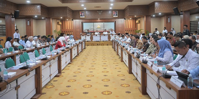 Rombongan Komisi IX DPR dan pejabat Pemprov Aceh dalam pertemuan aspirasi kesehatan dan ketenagakerjaan