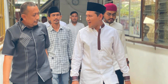 Wakil Gubernur Aceh Fadhlullah saat takziah di rumah duka Hj. Nurasyiah di Pidie