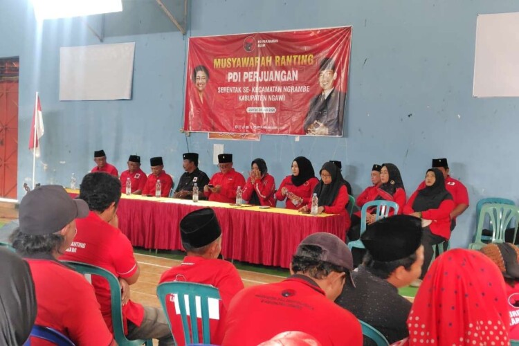 Peserta Musyawarah Ranting PDI Perjuangan Kecamatan Ngrambe berkumpul di Gedung Panti