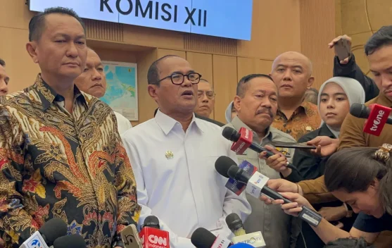 Truk tangki BBM dan petugas memeriksa dokumen penyaluran