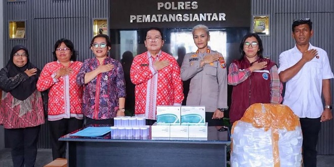 Wali Kota Wesly Silalahi menyerahkan alat tes urine ke Polres Pematangsiantar di Mapolres