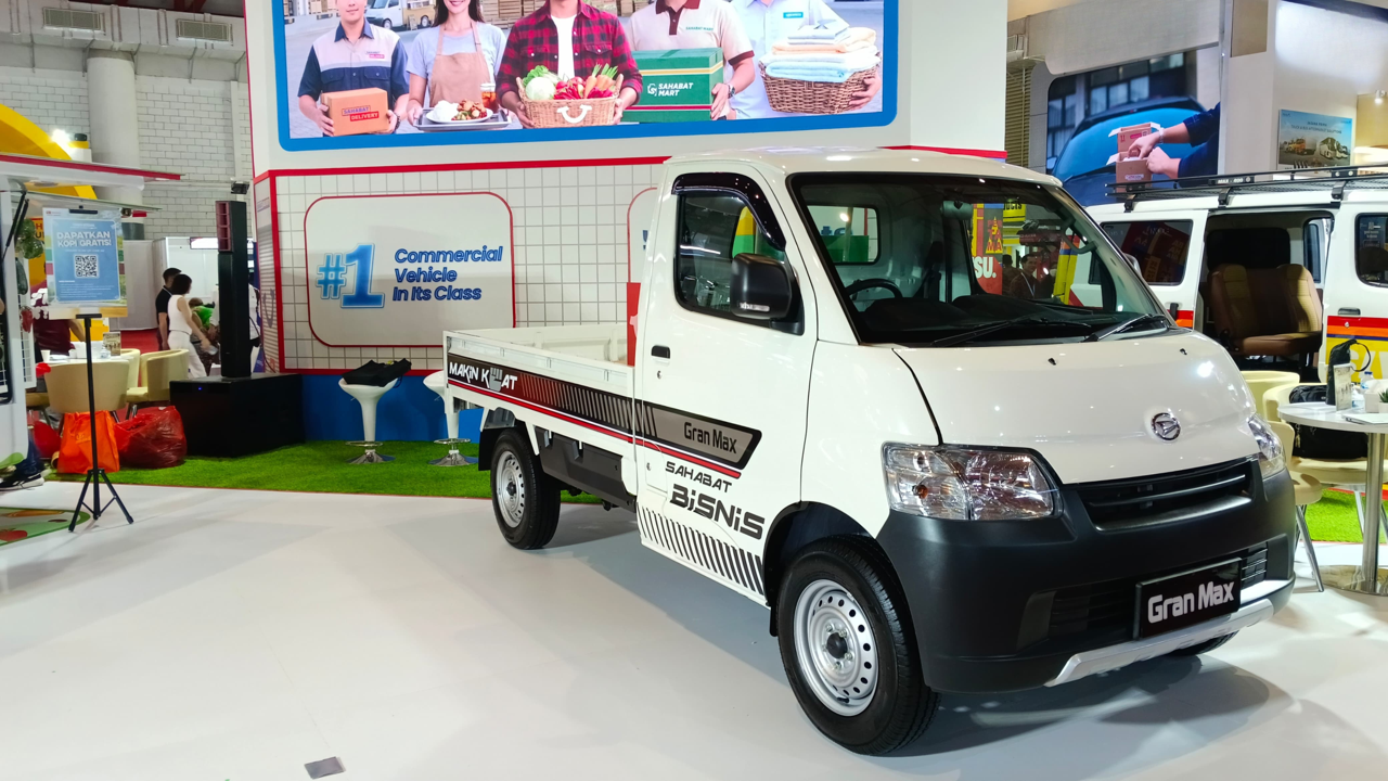 Ilustrasi mobil Daihatsu Gran Max dan model LCGC di dealer