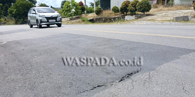Retakan pada badan Jalan Lintas Sumatera Doloksanggul-Siborongborong