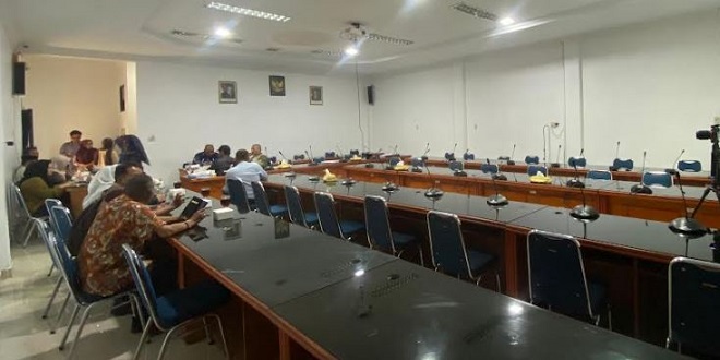 Ruang rapat DPRD Deliserdang saat pembahasan Banggar, kursi kosong